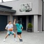 Salta Basketballbrett Guard, 138x86 cm, schwarz, mit zwei Personen beim Basketball spielen.