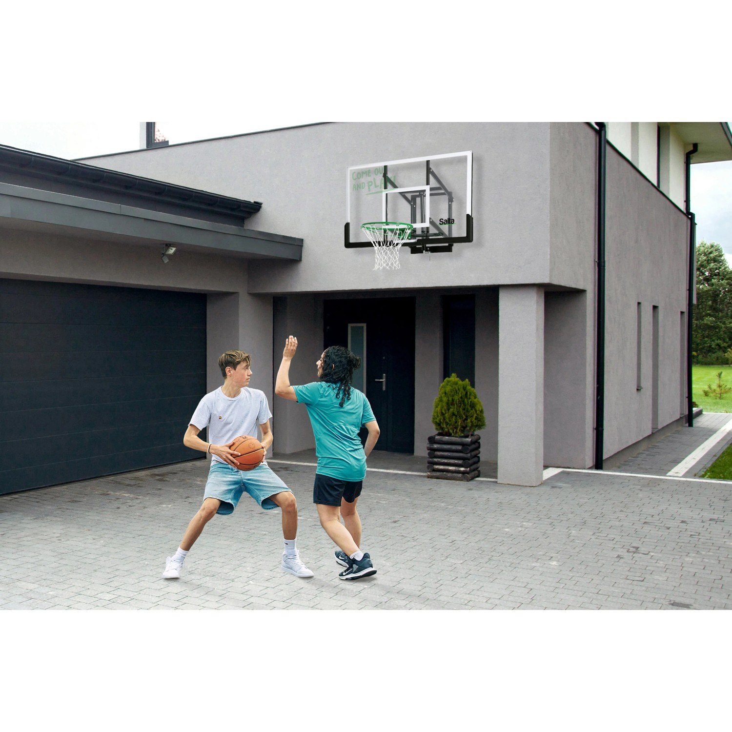 Salta Basketballbrett Guard, 138x86 cm, schwarz, mit zwei Personen beim Basketball spielen.