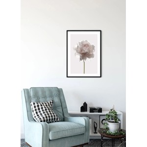 Wandbild Rose (30x40 cm) im schwarzen Rahmen über Sessel. Dekorative Bilder für Wohnräume.