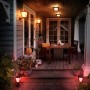 Szene mit Philips Hue Econic Wandleuchten und Gartenleuchten, die in Farbe leuchten.