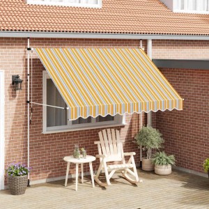 Gelb-blau gestreifte, handbetriebene Markise (300 cm) über Fenster, spendet Schatten auf Terrasse mit Möbeln.