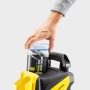 Kärcher Hochdruckreiniger K 4: Hand setzt Reiniger in Plug 'n' Clean System ein.