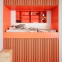 Orangefarbenes Akustikpaneel-Muster Linoleum mit schwarzen MDF-Leisten und Filz für Wand- und Deckenverkleidung.