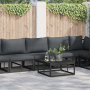 Schwarzes 6-teiliges vidaXL Garten-Sofa-Set mit Kissen und Aluminiumtisch vor Holzzaun.