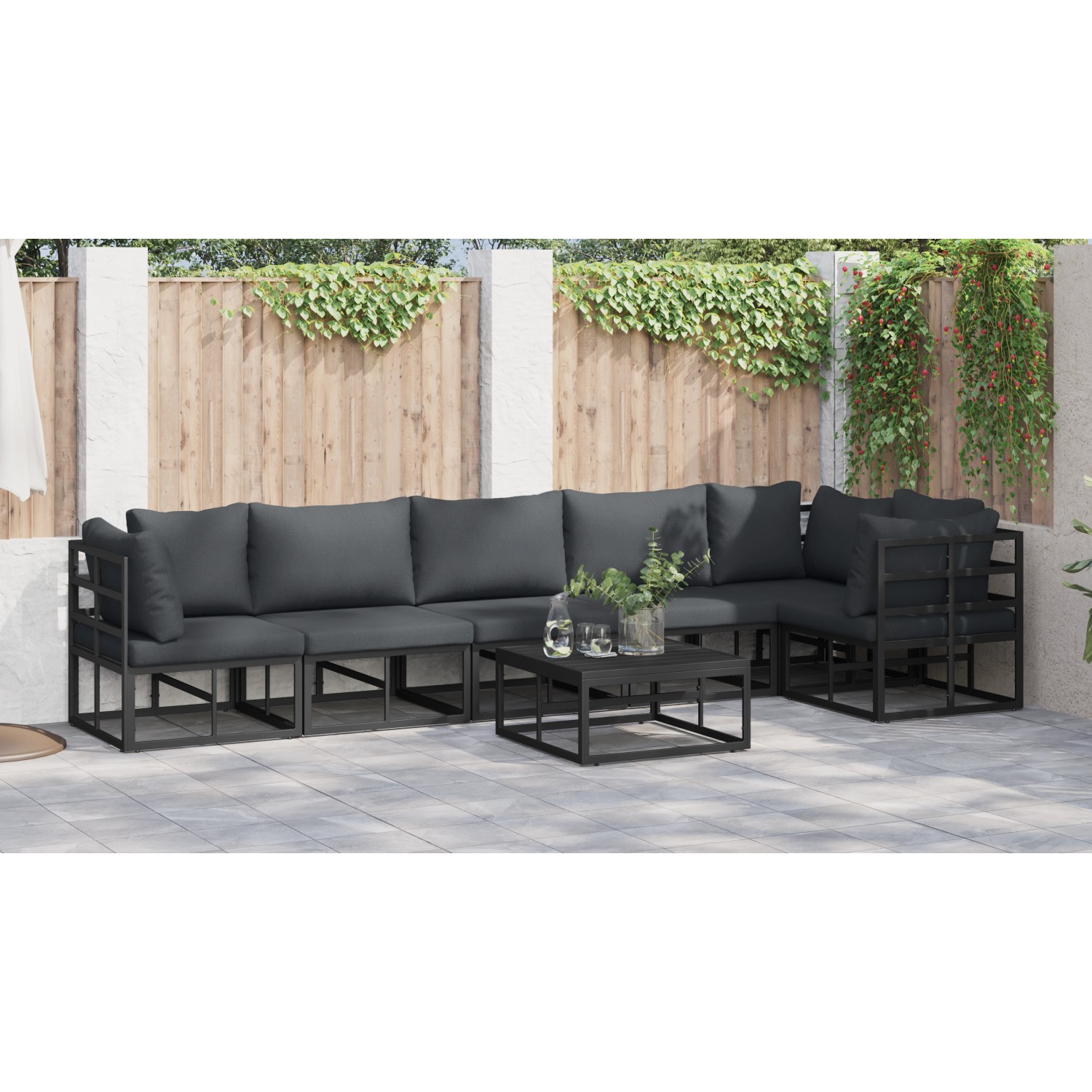 Schwarzes 6-teiliges vidaXL Garten-Sofa-Set mit Kissen und Aluminiumtisch vor Holzzaun.