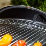 Detailaufnahme: Weber Holzkohle-Kugelgrill Classic Kettle 47 cm, Grillrost mit Gemüse.