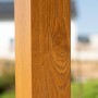 Detailaufnahme eines Pfostens des SOJAG Grillpavillons Maui in Holzoptik.