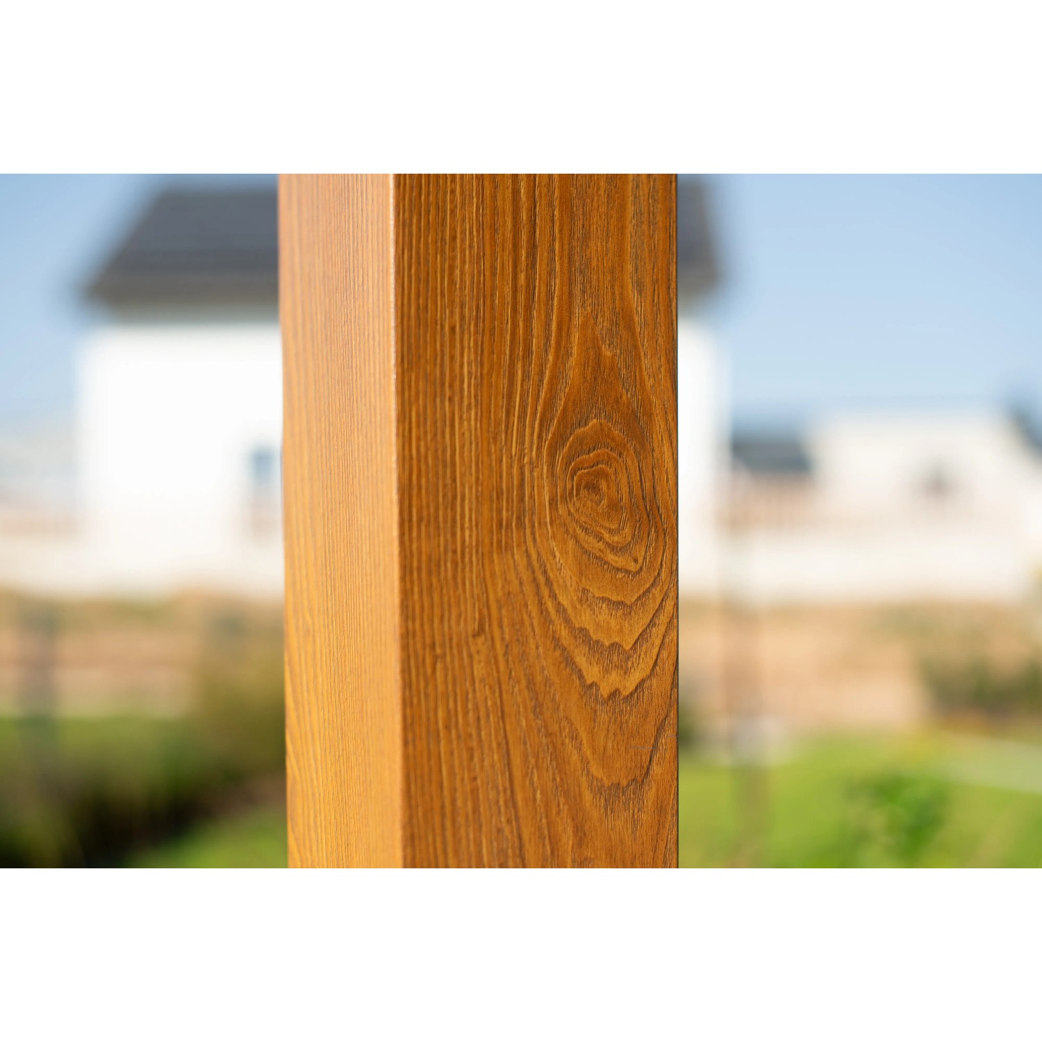Detailaufnahme eines Pfostens des SOJAG Grillpavillons Maui in Holzoptik.