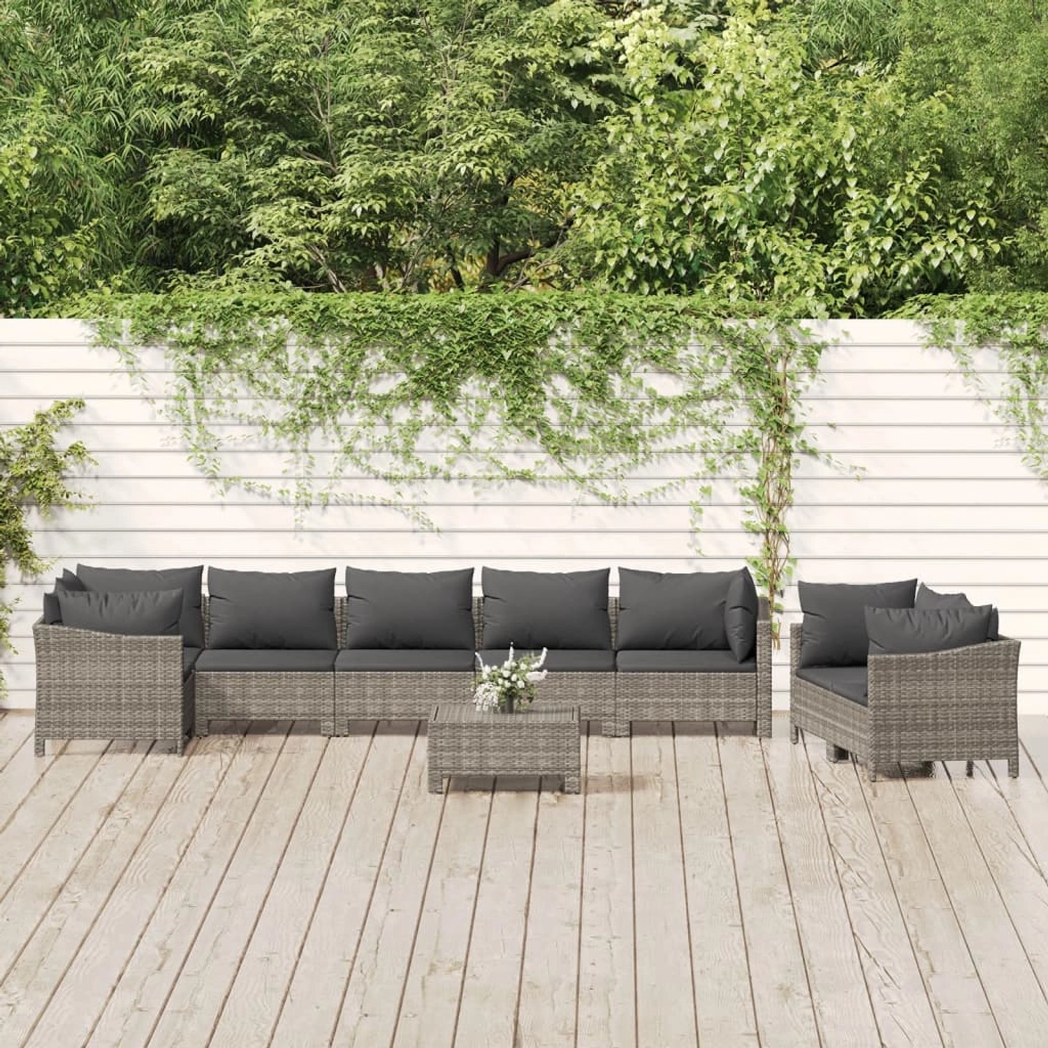 Graues 9-tlg. vidaXL Garten-Lounge-Set aus Poly Rattan mit Kissen auf einer Holzterrasse vor einer begrünten Wand.