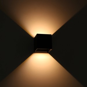 Schwarze, eckige LED Außenwandleuchte mit warmweißem Lichtstrahl nach oben und unten.