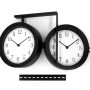 Doppelseitige Wall-Art Bahnhofsuhr, schwarz-weiß, aus Metall und Glas, mit Wandhalterung.