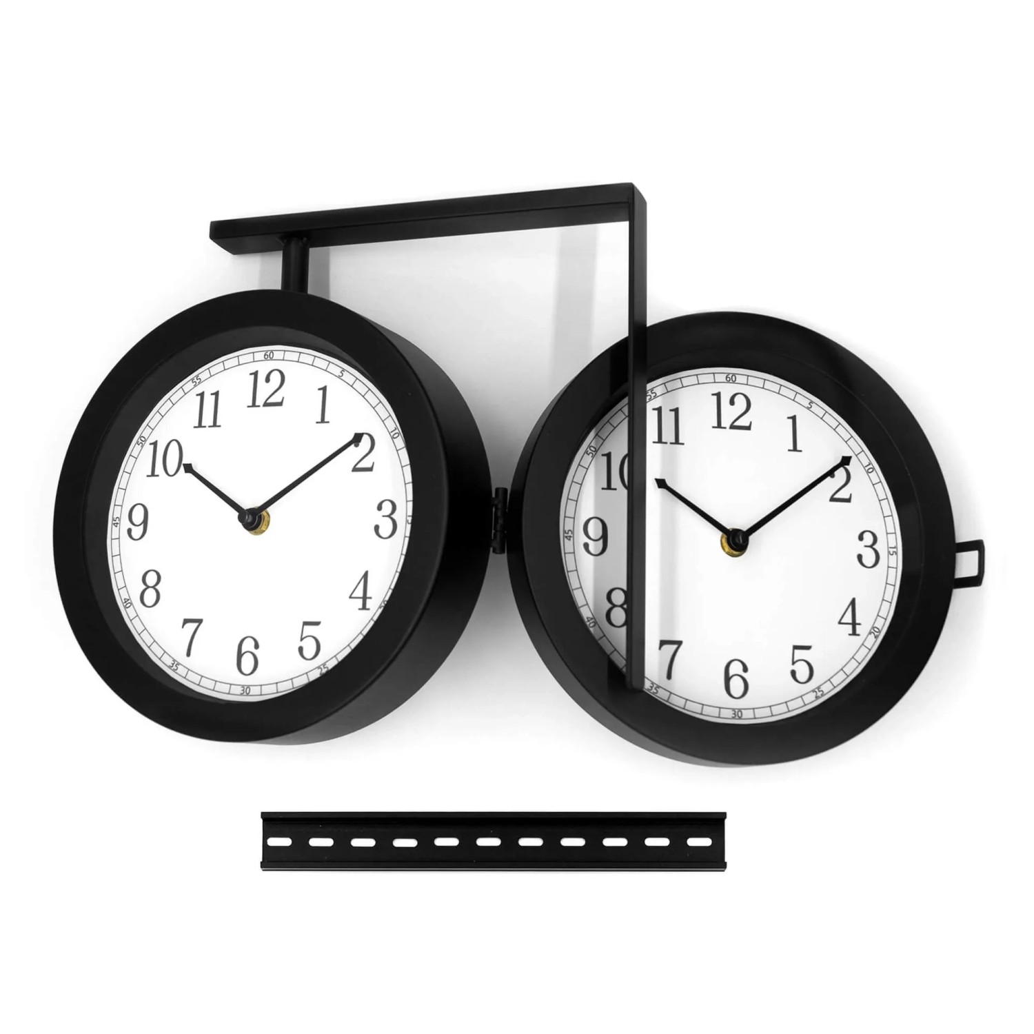 Doppelseitige Wall-Art Bahnhofsuhr, schwarz-weiß, aus Metall und Glas, mit Wandhalterung.