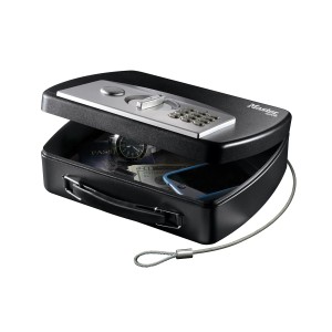 Offene, schwarze Master Lock Sicherheitskassette P008ML mit Kabel, gefüllt mit Wertsachen.