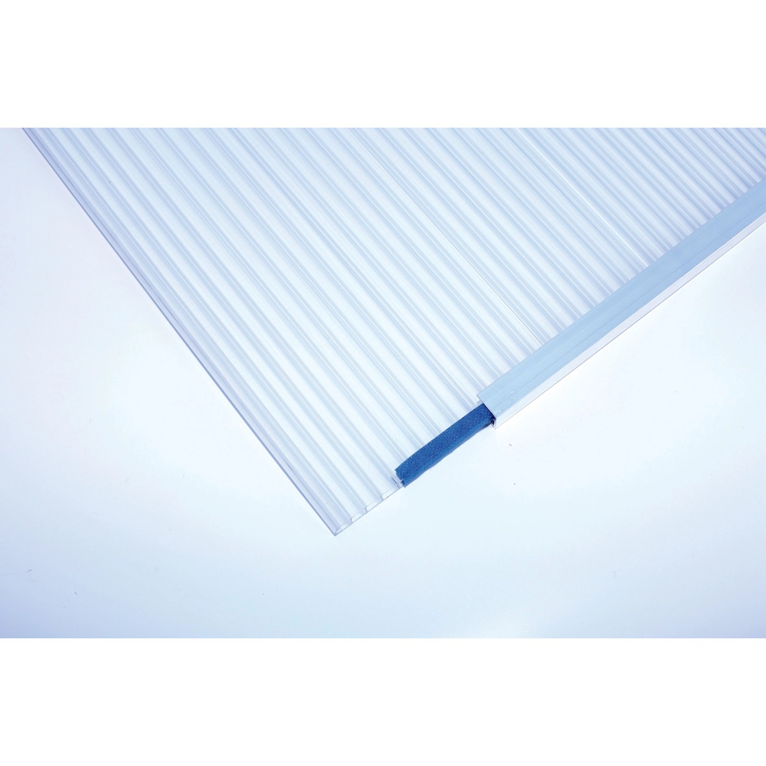 Detailaufnahme: Klare Polycarbonat-Doppelstegplatte für Skan Holz Terrassenüberdachung.