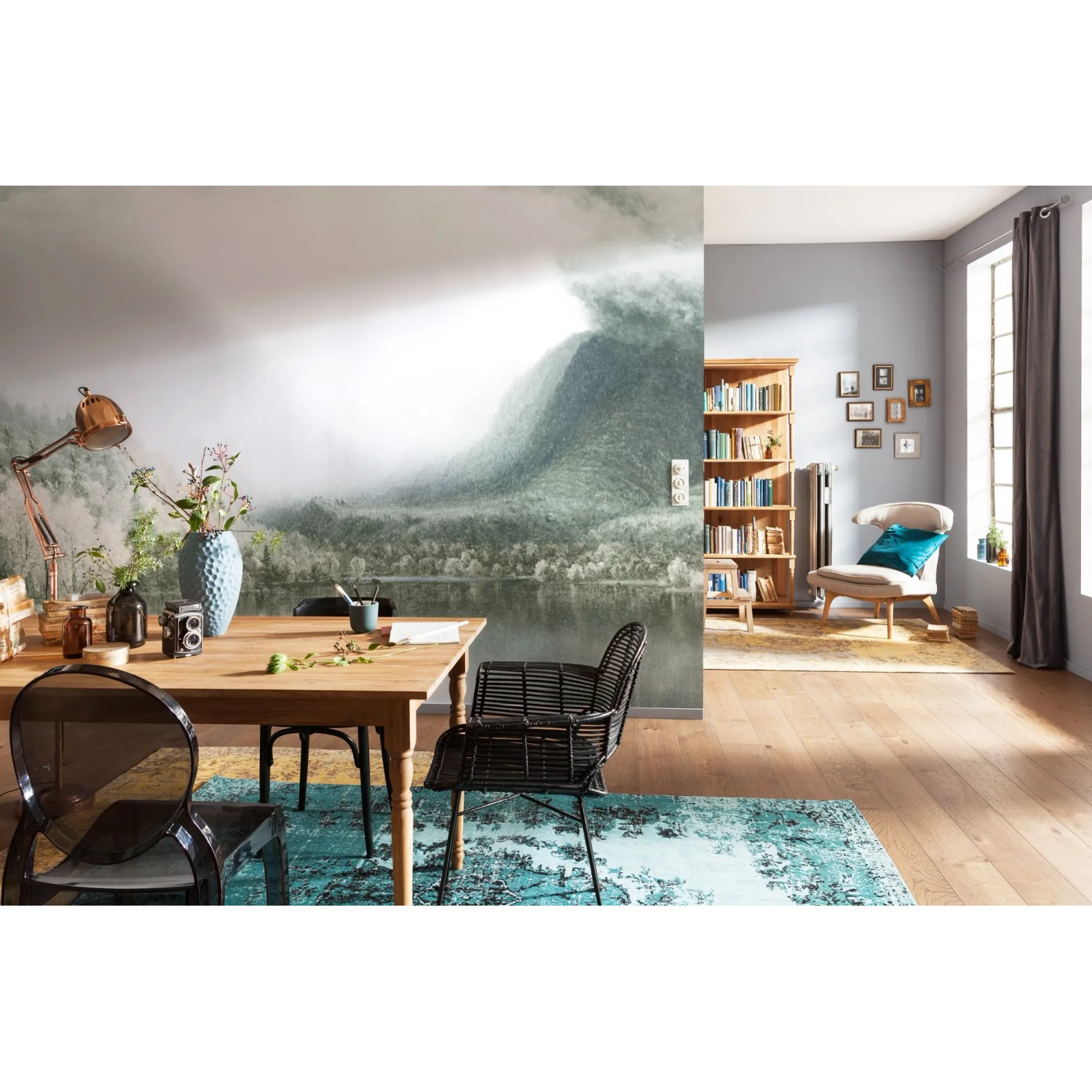 Komar Vlies Fototapete Journey mit Bergsee-Motiv im Wohnraum, 300x280 cm.
