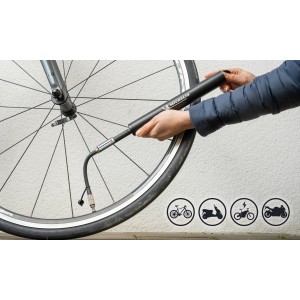 Michelin Akku-Luftpumpe beim Aufpumpen eines Fahrradreifens. Kompakte Bauweise, geeignet für Fahrräder, E-Bikes, Mopeds und Motorräder.