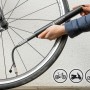 Michelin Akku-Luftpumpe beim Aufpumpen eines Fahrradreifens. Kompakte Bauweise, geeignet für Fahrräder, E-Bikes, Mopeds und Motorräder.