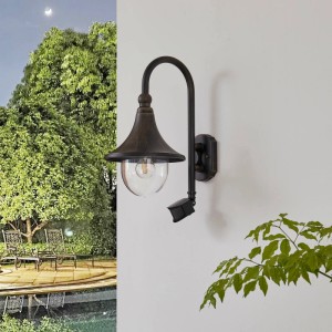 Schwarze Lindby Daphne Außenwandleuchte im Retro-Stil mit Bewegungsmelder.