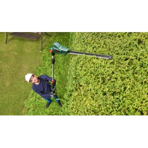 Bosch Akku-Teleskop-Heckenschere UniversalHedgePole 18 Solo im Einsatz beim Heckenschnitt.