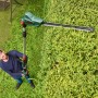 Bosch Akku-Teleskop-Heckenschere UniversalHedgePole 18 Solo im Einsatz beim Heckenschnitt.