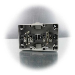 Offene McPower Feuchtraum Doppelsteckdose Taff, grau, mit sichtbaren Schraubklemmen für horizontale Montage. IP44 Schalterprogramm.