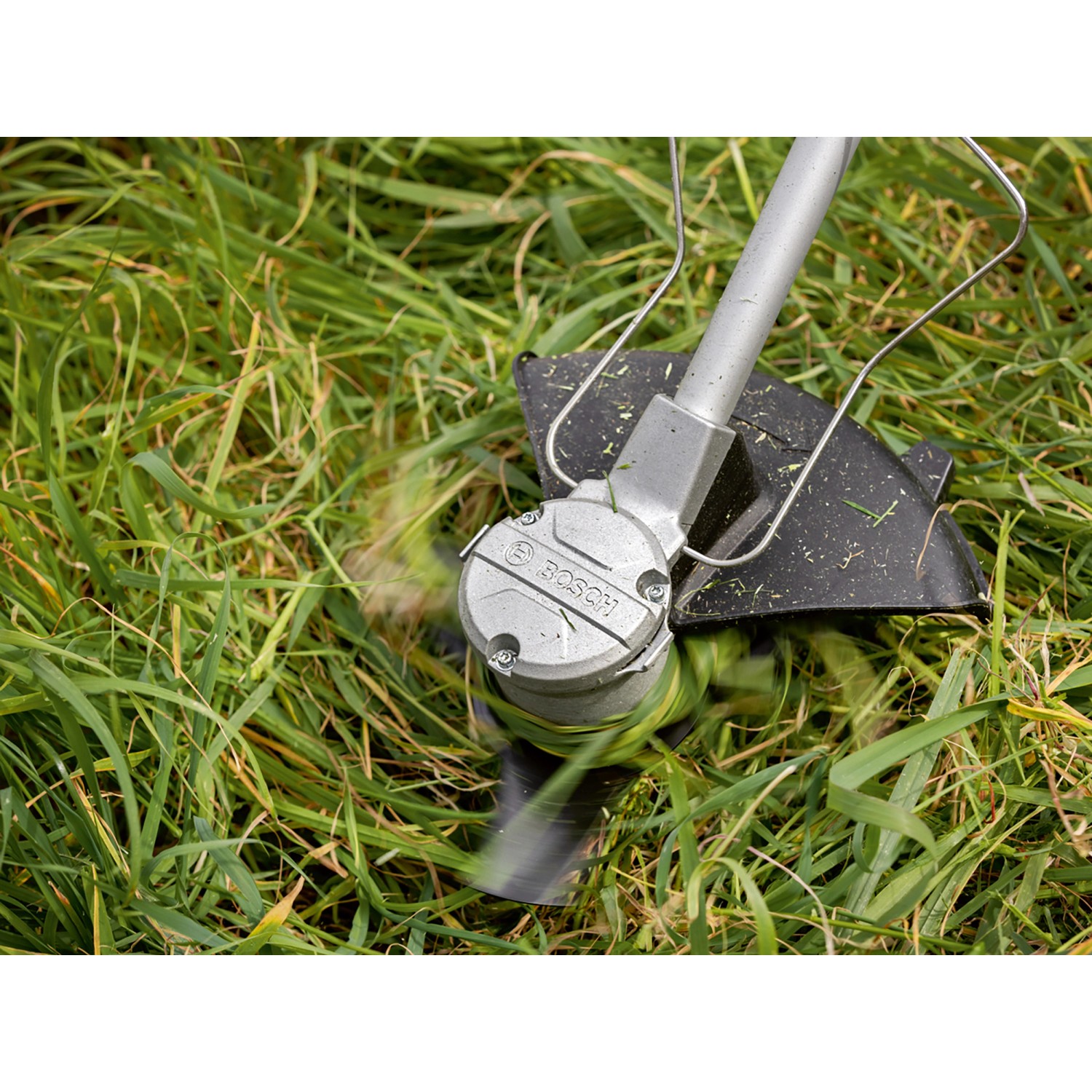 Bosch Professional Akku-Freischneider GFR 18V-23 Solo im Einsatz beim Trimmen von Gras.