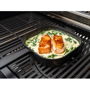 Enders Guss-Bratpfanne M mit Lachs und Spinat auf dem Grill.