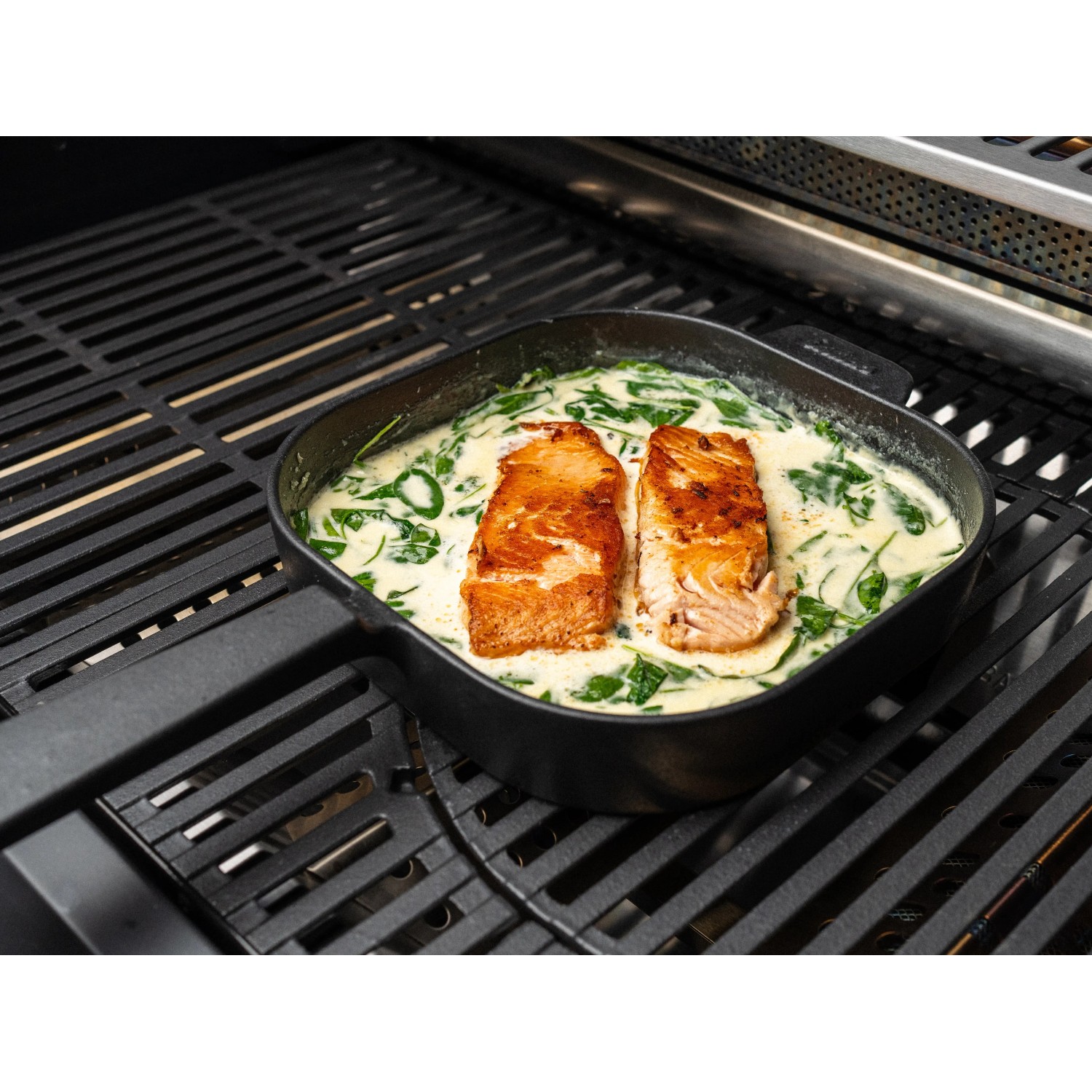 Enders Guss-Bratpfanne M mit Lachs und Spinat auf dem Grill.
