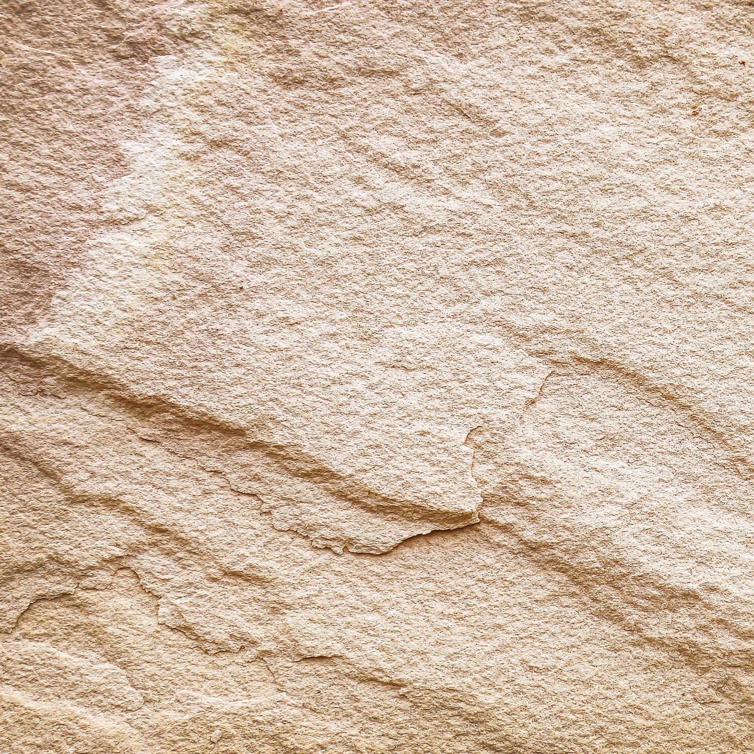 Nahaufnahme: Galamio Sandstein Randstein, 40x20x10 cm, beige-gelb, gesägt und gebrochen.