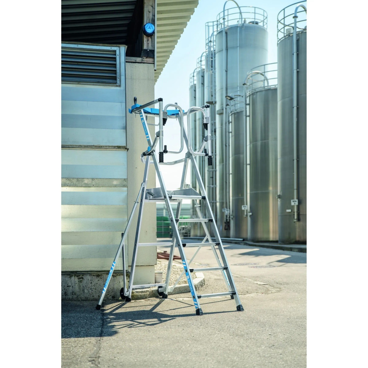 Zarges Teleskop-Plattformleiter ZAP SAFEMASTER MAX S mit 5 Stufen, fahrbar und höhenverstellbar.