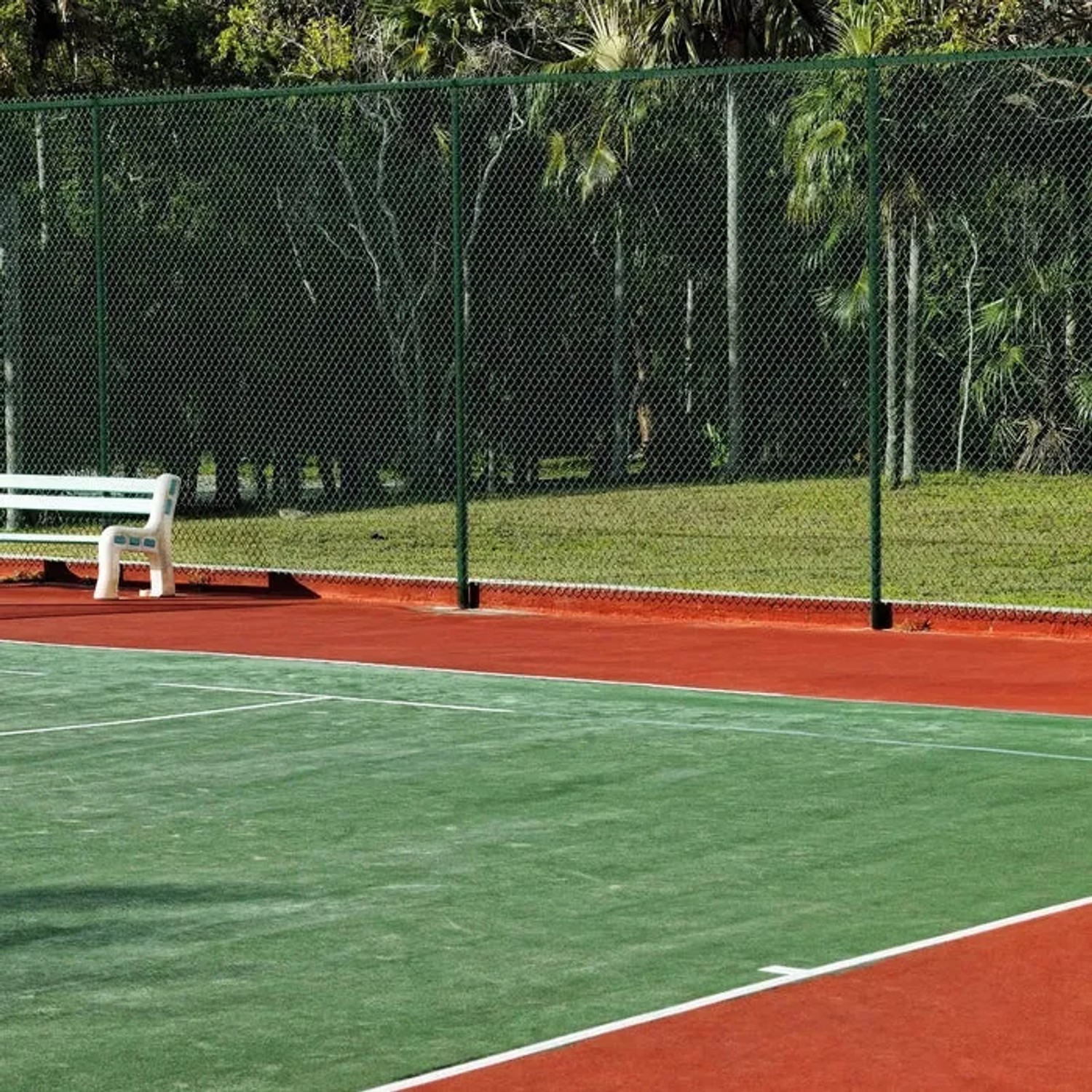 Grüner Karat Maschendrahtzaun 1,5m hoch auf Tennisplatz, Zubehör für Zaunbau.
