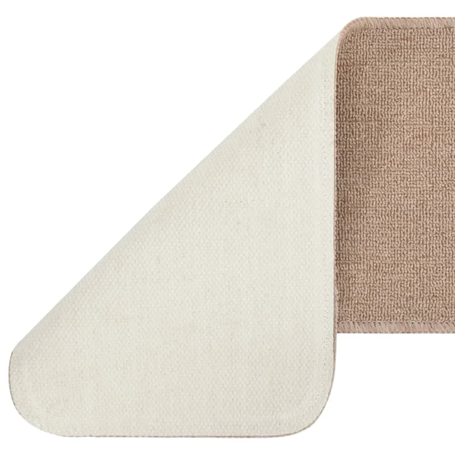 Beige rechteckige Antirutsch Stufenmatte, umgeklappt zeigt die helle, rutschfeste Latex-Unterseite.