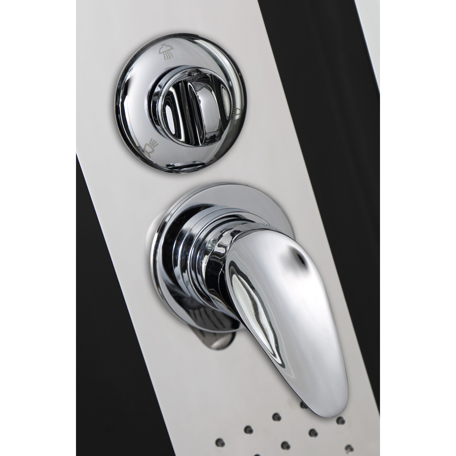 Detailaufnahme: Sanotechnik Trend 3 Duschkabine mit Chrom-Armatur und Bedienelementen.