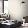 Wohnraum mit beiger Origin Wallcoverings Vliestapete Blätter-Motiv, kombiniert mit Möbeln in Braun- und Grautönen.