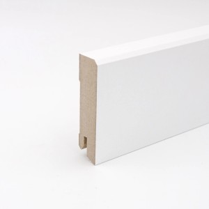 Weiße Sockelleiste Cubica, 70 mm hoch, 2400 mm lang. Ideal für ein harmonisches Raumdesign.