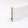 Weiße Sockelleiste Cubica, 70 mm hoch, 2400 mm lang. Ideal für ein harmonisches Raumdesign.