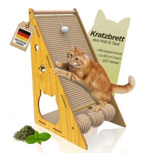 Petsation Kratzbrett: Katze an Sisal-Brett mit Spielzeug. Vertikales Design für Wohnungskatzen.