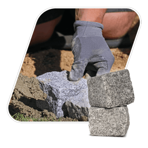 Verlegung von gespaltenem Galamio Granitpflaster 7/9; ideal für Wege und Einfahrten.