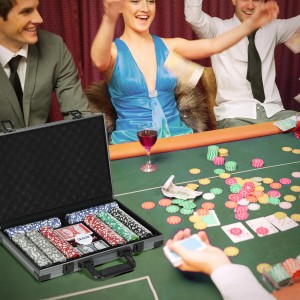 Pokerset im Koffer mit Chips, Karten und Würfeln für Casino-Spielabende.