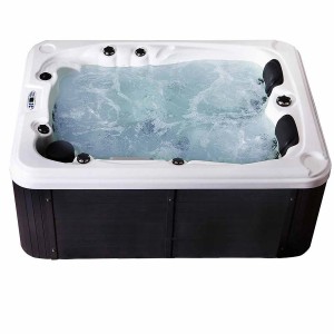 Home Deluxe Outdoor Whirlpool Beach Plus für 2 Personen, gefüllt mit Wasser, WPC-Verkleidung in Schwarz.