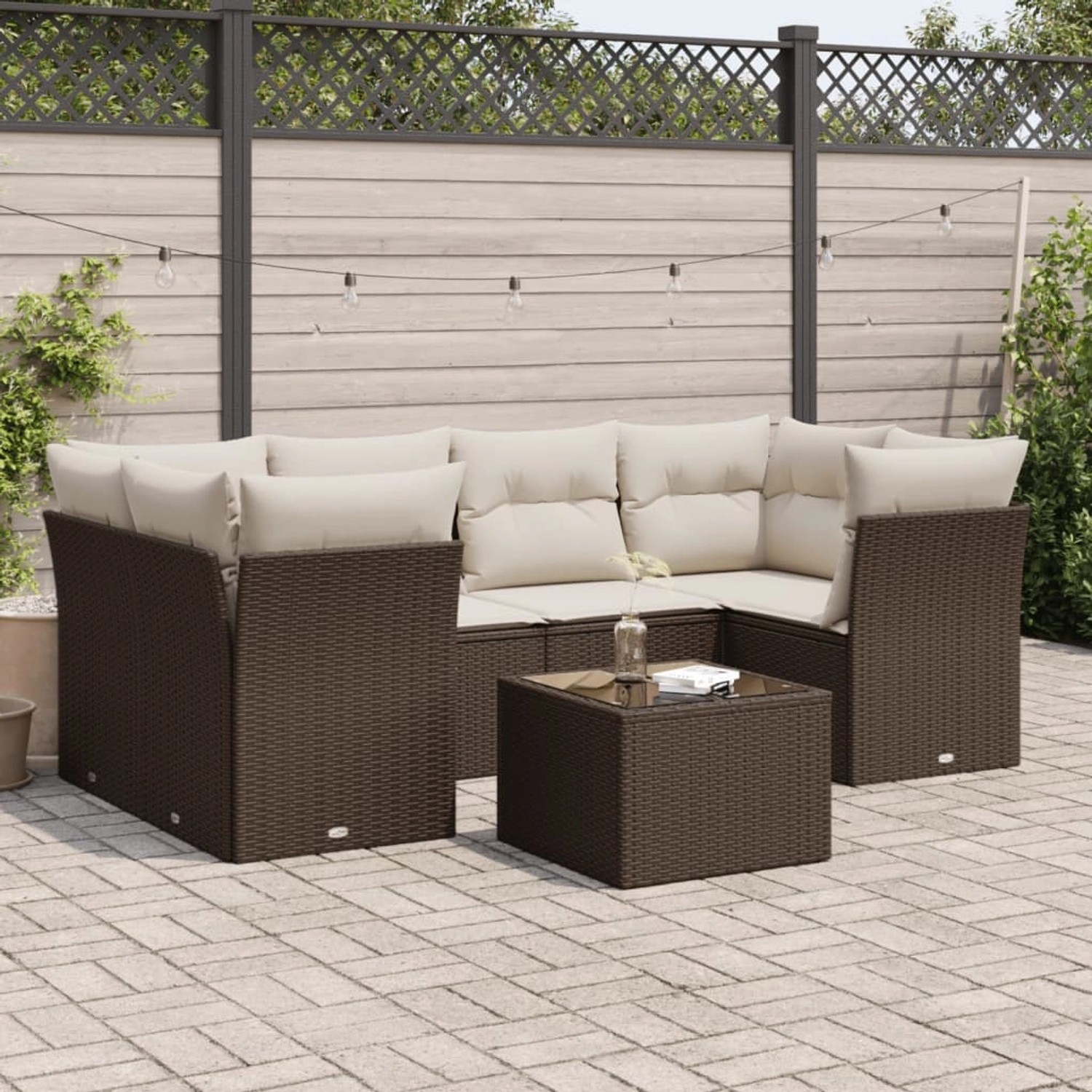 Braune 7-tlg. vidaXL Garten-Sofagarnitur aus Rattan mit cremefarbenen Kissen und Tisch.