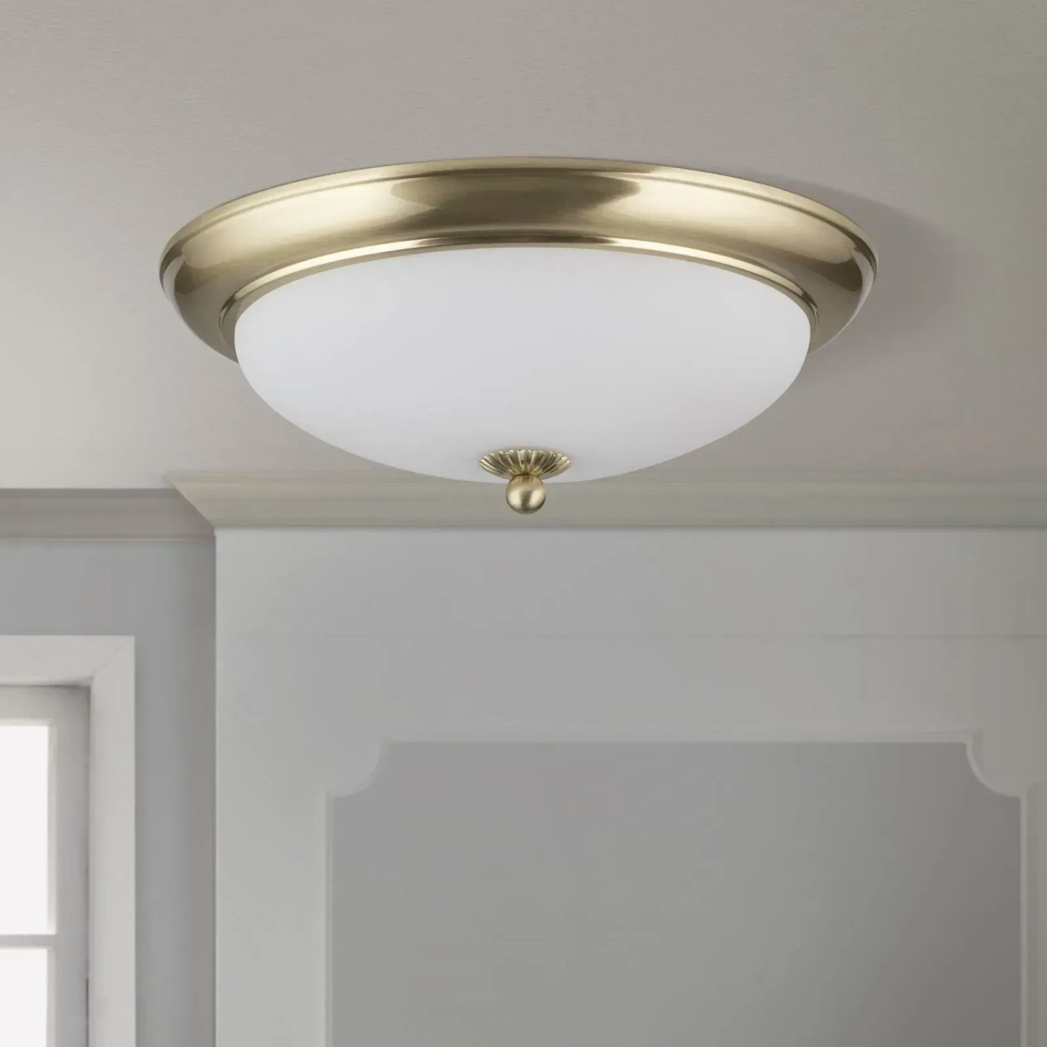 Messingfarbene Deckenleuchte Empira, Ø 35cm, mit mattiertem Glas für blendfreies Licht.