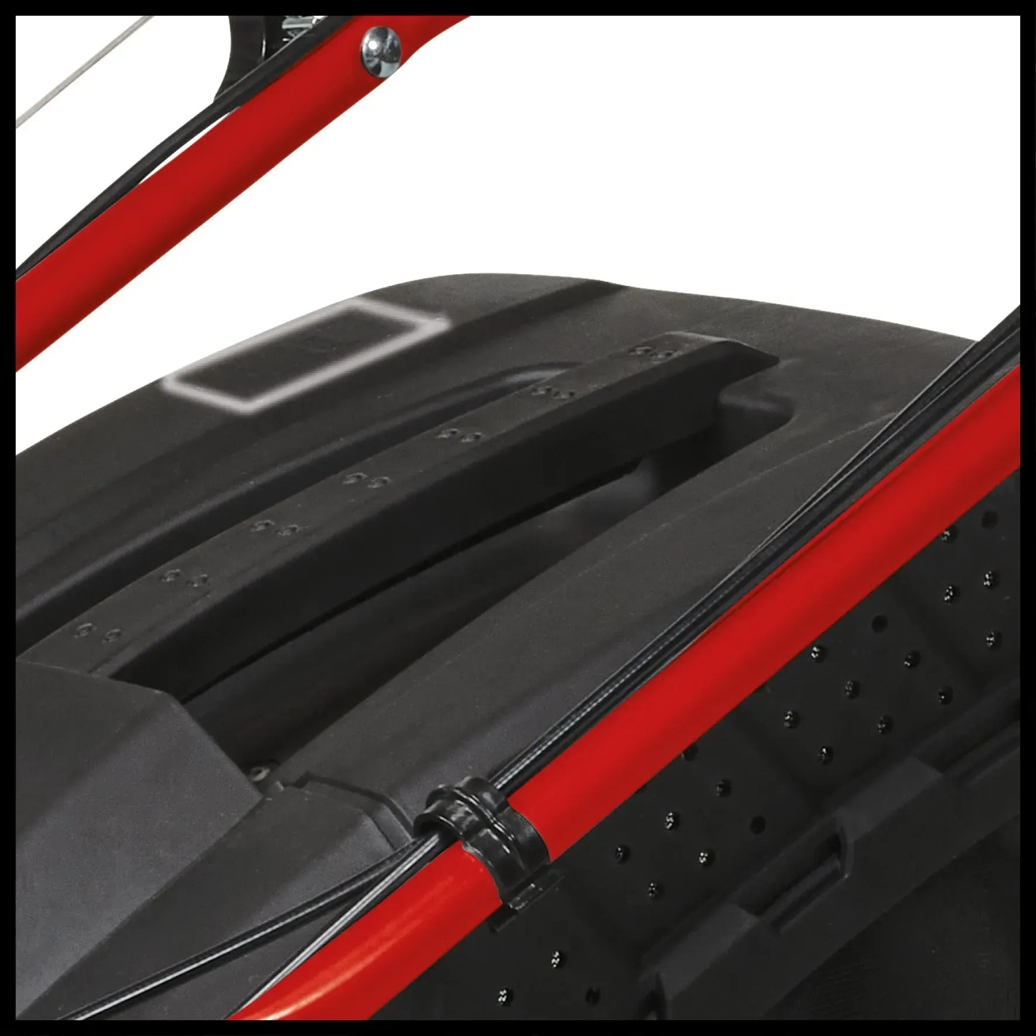 Detailaufnahme des Einhell GC-PM 51/3 S HW-E Benzin-Rasenmähers, Fokus auf Gehäuse und Bedienelemente.
