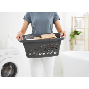 Anthrazitfarbener Rotho Wäschekorb Flowers (25 l) mit Blumendekor, gefüllt mit Wäsche.