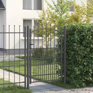 Graues Gartentor aus pulverbeschichtetem Stahl mit Bogen und Spitzen, im Garten neben Zaun und Hecke.