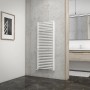 Weißer Schulte Design-Heizkörper Miami (121,5x50cm) mit Handtuchhalter im Badezimmer.