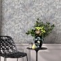 Erismann Vliestapete Play of Light Purity hellgrau mit floralem Muster im Raum.