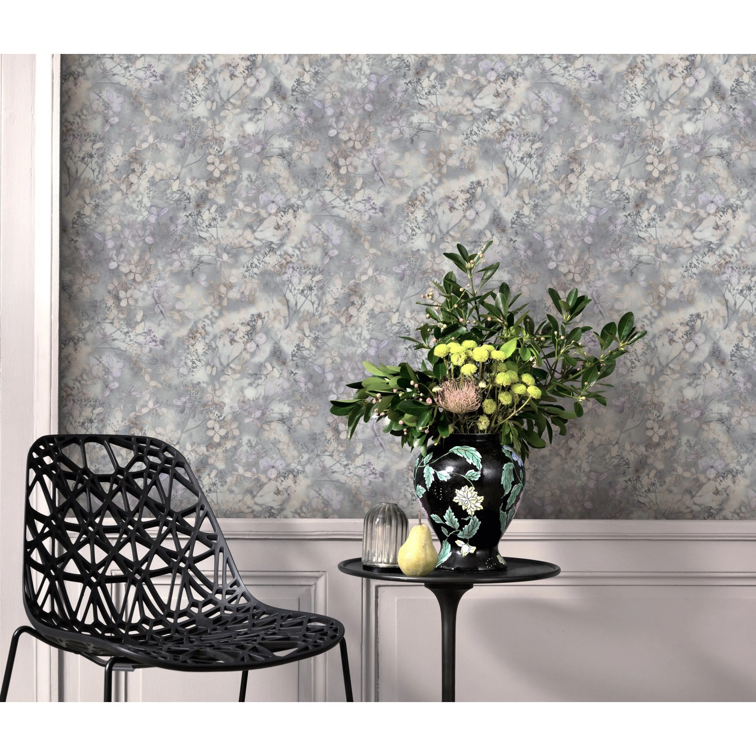 Erismann Vliestapete Play of Light Purity hellgrau mit floralem Muster im Raum.