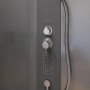 Detailaufnahme Duschpaneel der Schulte Komplettduschkabine Korsika mit Armatur und Brauseschlauch.