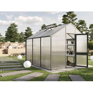 Freistehendes KGT Gewächshaus, 9,59 m², Tannengrün mit geöffneter Tür und Regalen im Inneren.